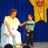 Clown Mausini spricht mit einem Jungen auf der Bühne