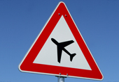 Schild Auslandsreise. Für Zahnersatz verreisen?