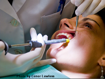 Zahnarzt setzt Spritze zur Anästhesie