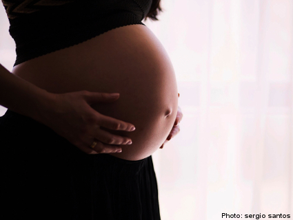 Frau mit rundem Babybauch